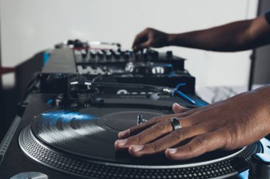 DJ karışımının elleri