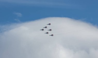 MIG-29 savaş uçağı filosu aeroshow sırasında uçuyor.