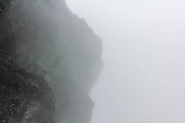 Veslehdn Veslehorn dağındaki sis, bulutlar, kayalar ve uçurumlar, Norveç    