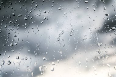 Cam zemin üzerinde yağmur ve çiy yağışıweather forecast