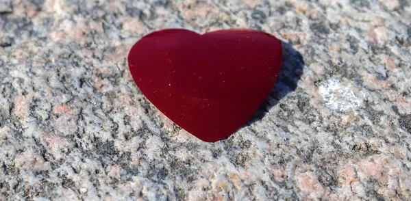 詳細花崗岩の背景に横たわるロマンチックな赤い愛の心 — ストック写真