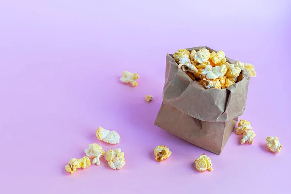 Papierowy Kubek Popcornem Różowej Powierzchni Pobliżu Znajdują Się Okulary Pilot — Zdjęcie stockowe