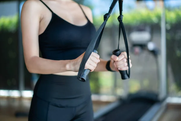 Žena Cvičení Triceps Zvedání Činky Tělocvičně — Stock fotografie