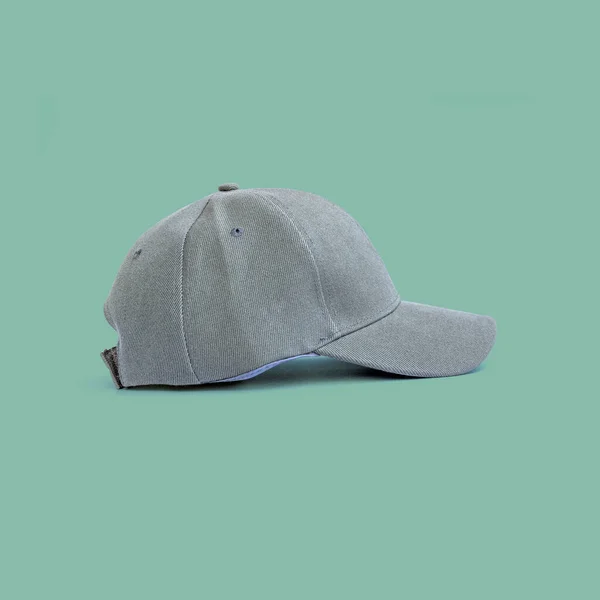 绿色背景的时装和运动灰色帽子 — 图库照片
