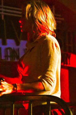 Hollywood Universal Stüdyoları 'nda Cadılar Bayramı kostümlü striptizci.