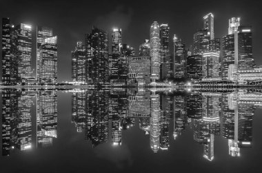 Merkezi iş binalarının manzarası ve Singapur 'un simgeleri. Siyah ve beyaz 