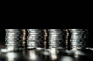 Koyu arkaplanda gümüş para yığını