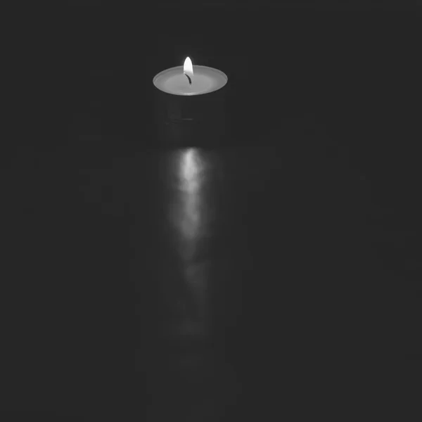 Kleine Brennende Kerze Auf Dunklem Und Silbernem Hintergrund — Stockfoto