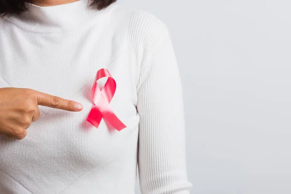 Kobieta Nosić Białą Koszulę Wskazując Palcem Różowy Rak Piersi Świadomości — Zdjęcie stockowe