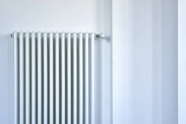 关于白墙背景 内部元素的室内加热器 — 图库照片