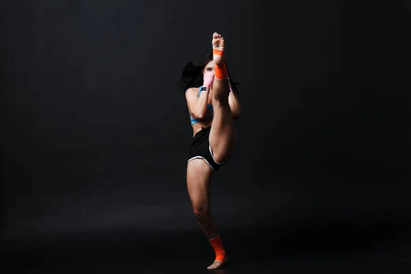 Sportsman Muay Thajská Žena Boxer Pózování Tréninkovém Studiu Černém Pozadí — Stock fotografie
