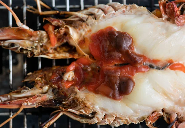 新鲜生虎虾在烤炉上切成两半 — 图库照片