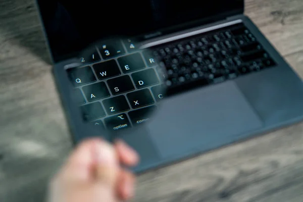 Laptop Computer Mit Lupe Auf Der Laptop Tastatur — Stockfoto