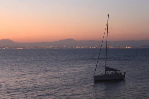 夕暮れ時にタバルカ島に停泊する帆船 — ストック写真