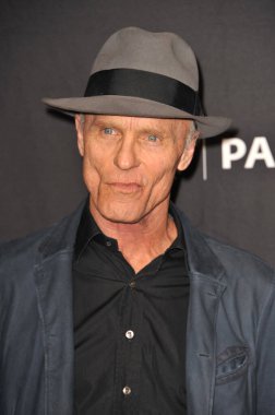 Ed Harris arka plandaki etkinlikte ünlü oldu