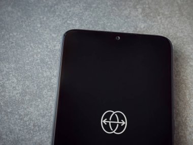 Uygulama başlatma ekranını ekranda logoyla yansıt 