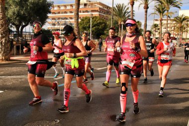 Santa Pola, İspanya - 20 Ocak 2019: Güneşli bir Ocak gününde, Santa Pola, Alicante 'deki balıkçı köyünün yarı maratonunda koşucular