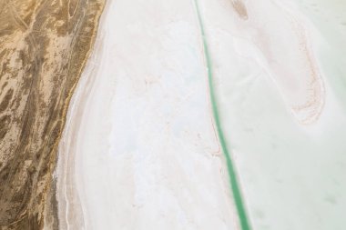 Geniş düzlüklere sahip tuzlu göl