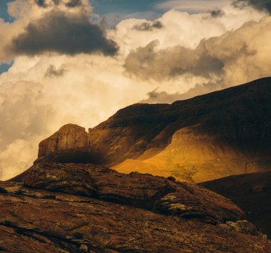 Dağlar ve bulutlu gökyüzü manzara 