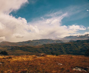 Dağlar ve bulutlu gökyüzü manzara 