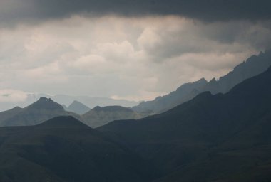 Dağlar ve bulutlu gökyüzü manzara 