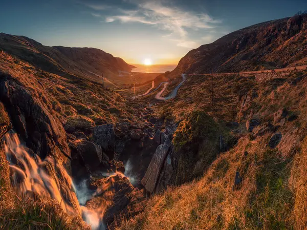 Doğadaki Şelalenin Inanılmaz Manzarası — Stok fotoğraf