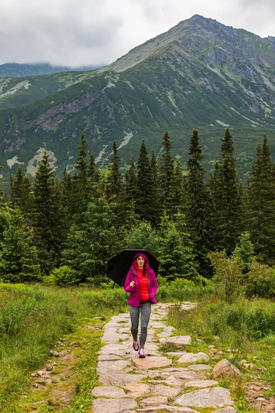 Vrouw Met Paraplu Loopt Regen Toeristische Route — Stockfoto