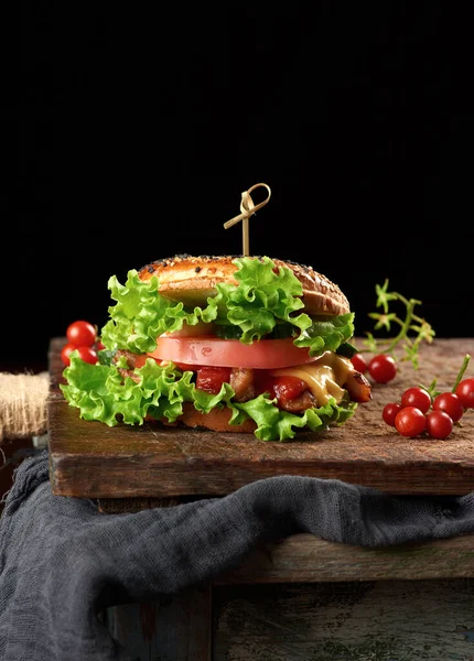 Hamburguesa Con Carne Picada Lechuga Verde Ketchup —  Fotos de Stock