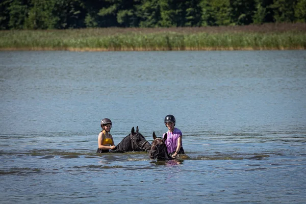 Duas Meninas Adolescentes Nadando Lago Com Cavalos — Fotografia de Stock