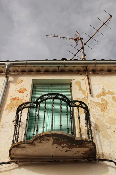 Old House Facade Rusty Balcony Green Blind — Stok fotoğraf