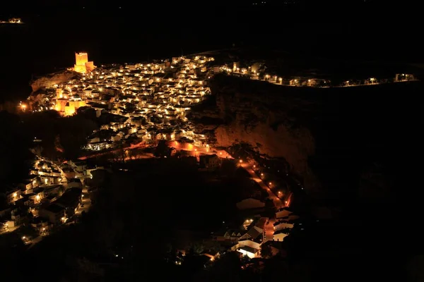 Widok Oświetloną Wioskę Alcala Del Jucar Nocy Punktu Widzenia — Zdjęcie stockowe