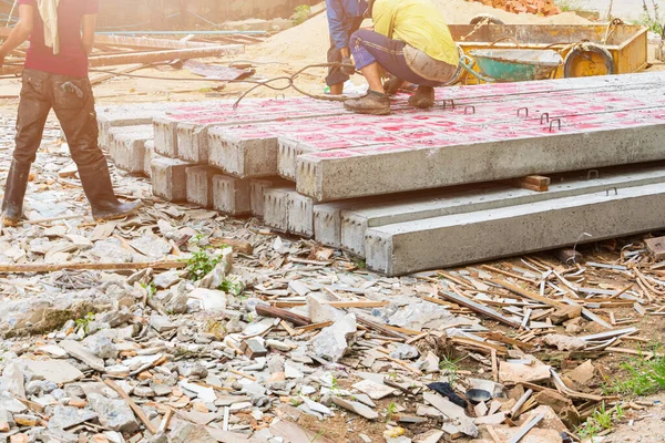 Worker Move Pile Concrete Pillars Ground — Stock Photo, Image