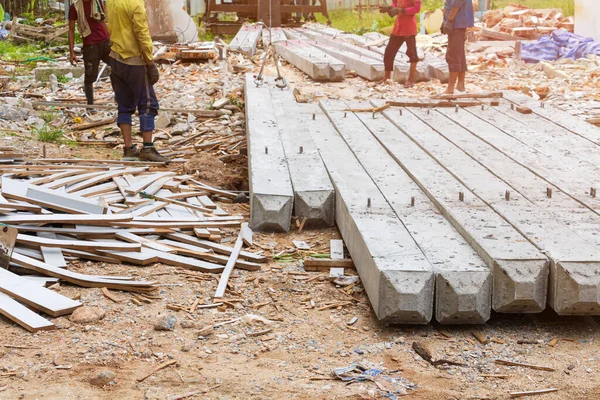 Worker Move Pile Concrete Pillars Ground Sling — Stock Photo, Image