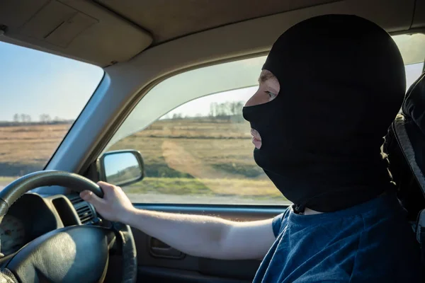 Bandido Motorista Mascarado Preto Que Dirige Carro Uma Estrada Rural — Fotografia de Stock