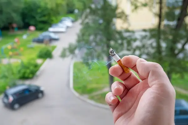 Handen Rökare Som Håller Rökcigarett Fönstret — Stockfoto