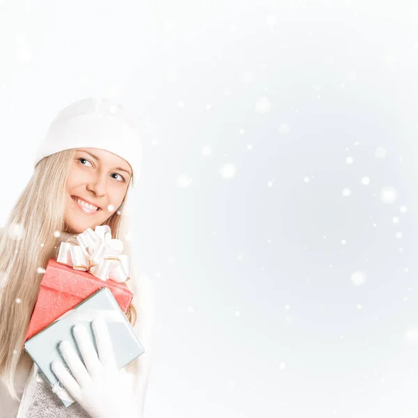 Lycklig Kvinna Som Håller Julklappar Silver Bakgrund Och Snö — Stockfoto