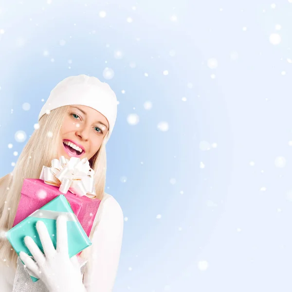 Счастливая Женщина Держит Рождественские Подарки Фоне Снега — стоковое фото