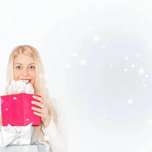 Lycklig Kvinna Som Håller Julklappar Silver Bakgrund Och Snö — Stockfoto