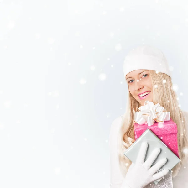 Mutlu Kadın Kar Altında Noel Hediyeleri Tutuyor — Stok fotoğraf