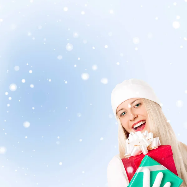 Gelukkige Vrouw Met Kerstcadeaus Blauwe Achtergrond Sneeuw — Stockfoto