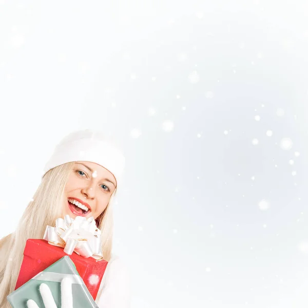 Mulher Feliz Segurando Presentes Natal Fundo Prata Neve — Fotografia de Stock