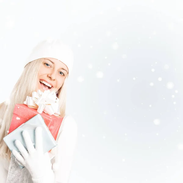 Щаслива Жінка Тримає Різдвяні Подарунки Срібний Фон Сніг — стокове фото