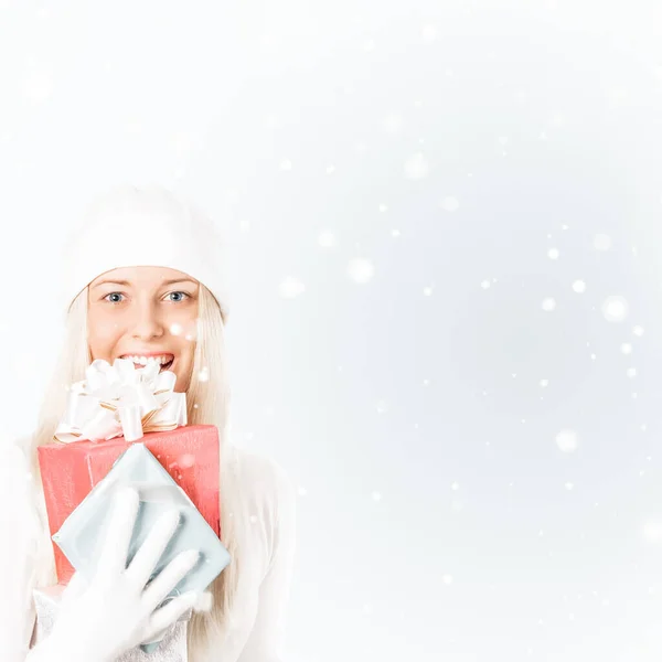 Gelukkig Vrouw Met Kerst Geschenken Sneeuw Achtergrond — Stockfoto