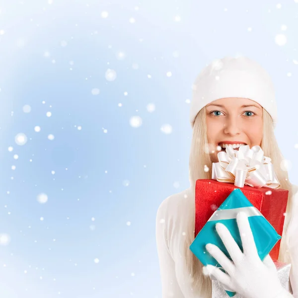 Щаслива Жінка Тримає Різдвяні Подарунки Синій Фон — стокове фото