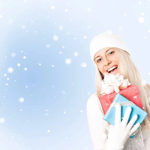 Gelukkig Vrouw Met Kerst Geschenken Sneeuw Achtergrond — Stockfoto