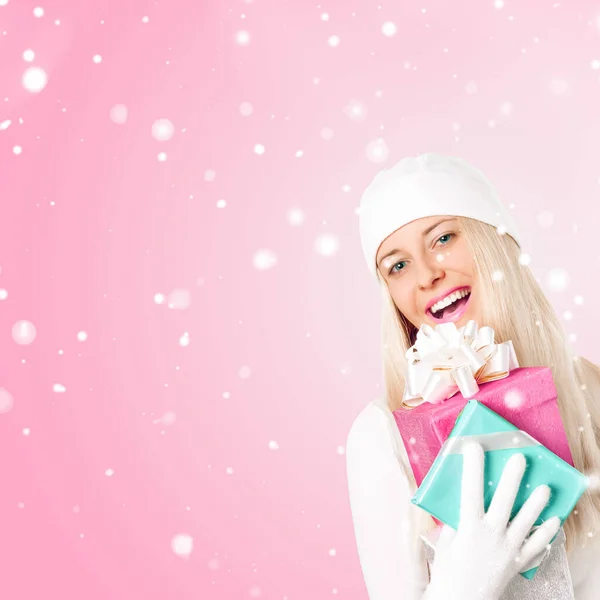 Gelukkige Vrouw Met Kerstcadeaus Roze Achtergrond — Stockfoto