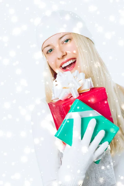 Ευτυχισμένη Γυναίκα Που Κρατάει Χριστουγεννιάτικα Δώρα Ασημί Φόντο Και Χιόνι — Φωτογραφία Αρχείου