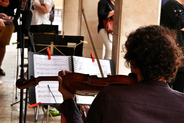 Jeune Garçon Jouant Violon Dans Orchestre Dans Rue — Photo