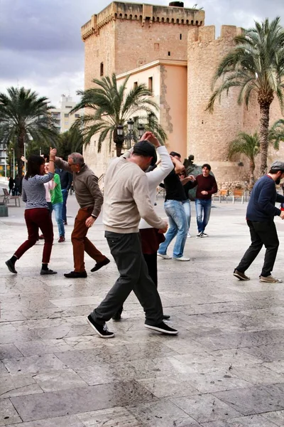 Люди Танцуют Качели Улице — стоковое фото