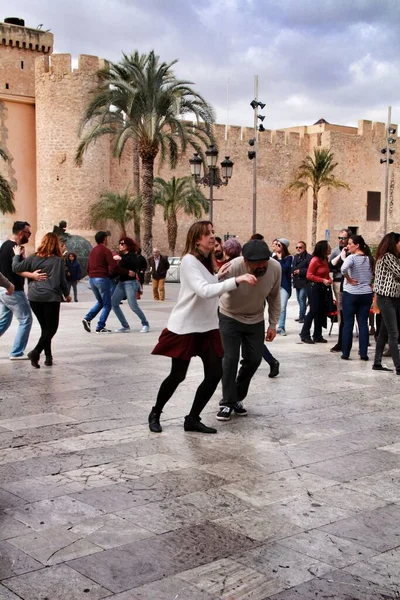 Люди Танцуют Качели Улице — стоковое фото